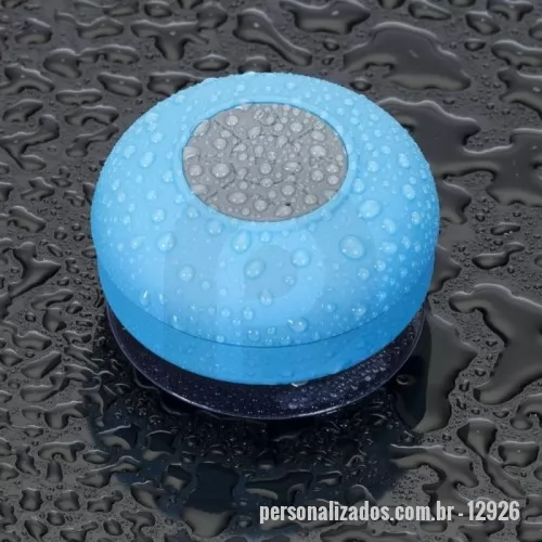 Minicaixa de som personalizada - Caixa de Som Multimídia à prova D’Água  Descrição: Caixa de Som Multimídia à prova D’Água emborrachada com ventosa(pode ser removida). Possui play/pause no centro e botão com desenho de telefone deve ser apertado para atender ligações. Compátivel com Iphone, Ipad, Ipod, aparelhos de celular e tablets. Acompanha cabo.  Altura :  8,5cm  Largura :  8,5 cm  Espessura :  4,9 cm  Medidas aproximadas para gravação (CxL):  2 cm x 4 cm  Peso aproximado (g):  109
