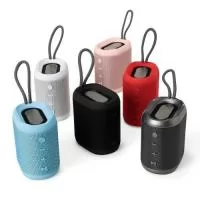 Caixa de som multimídia. Material plástico resistente a água, e falantes com acabamento em tecido, possui um cordão de nylon acoplado para facilitar o transporte. A caixinha funciona nos modos Bluetooth, Radio FM, Cartão TF (Micro SD), Auxiliar e USB. Possui bateria de longa duração, com autonomia de aproximadamente 19 horas continuas de reprodução. É possível emparelhar 2 caixinhas do mesmo modelo e executar o som sincronizado em ambas. Acompanha cabo USB e cabo auxiliar P2