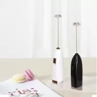 Descrição: Misturador elétrico portátil. Para o funcionamento do produto necessita de duas pilhas AA (não acompanha).  Largura :  3,8 cm  Comprimento :  19,7 cm  Medidas aproximadas para gravação (CxL):  7 cm x 1,5 cm  Peso aproximado (g):  43