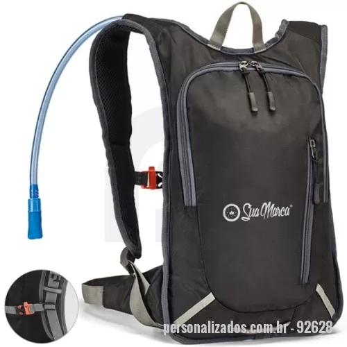 Mochila com cantil personalizada - Mochila esportiva personalizada confeccionada em material resistente com compartimento principal forrado e bolso frontal com fechamento em zíper. Possui painel frontal com detalhes refletores para maior segurança. A parte posterior e as alças são acolchoadas, proporcionando mais conforto durante o uso. Conta também com uma alça ajustável na parte traseira, permitindo um encaixe firme ao corpo para facilitar o transporte, especialmente em atividades em movimento. Inclui reservatório de água com capacidade de até dois litros e canudo para hidratação prática.
