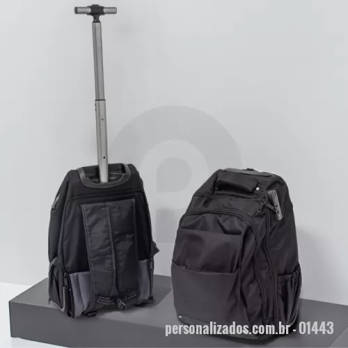 Mochila com carrinho personalizada -  Mochila 27 litros com rodinhas e cadeado TSA. Possui padrão para bagagem de mão, conforme especificações ANAC (Agência Nacional de Aviação Civil) Confeccionada em nylon, contém alça revestida com espuma para um maior conforto, puxador retrátil com regulagem e botão acionador, alças para as costas escondidas no compartimento traseiro com zíper. Com 5 compartimentos, sendo um pequeno para carteira e canetas, dois medianos para documentos, bolsos nas laterais, bolso para notebook até 15,6 polegadas com divisórias para celular e forro com zíper. Possui duas rodinhas e freio em plástico, além de um sistema velcro para junção do compartimento das alças com a parte inferior, tampando as rodinhas enquanto transporta a mochila nas costas.  Altura :  47,5 cm  Largura :  32 cm  Profundidade :  18 cm  Medidas aproximadas para gravação (CxL):  21,5 cm x 16,5 cm  Peso aproximado (g):  2026