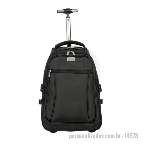 Mochila com carrinho personalizada - Mochila de carrinho confeccionada em nylon, contém puxador retrátil de alumínio com botão acionador, alça de mão com revestimento espumado, alças para as costas reguláveis com revestimento espumado e fivelas para regulagem peitoral, fivelas laterais para compressão, rodinhas e freios em pvc. Compartimento principal com porta notebook (até 14 polegadas), suporte USB com cabo acoplado para saída externa, fita compressora para vestuário, fechos laterais internos com velcro e fundo com placa de pvc; compartimento traseiro para retenção das alças de costas com “liga” de velcro e “capas” embutidas para as rodinhas; compartimento mediado com divisória em tela; compartimento frontal e bolsos laterais de malha. Acompanha plaquinha metálica imantada.
