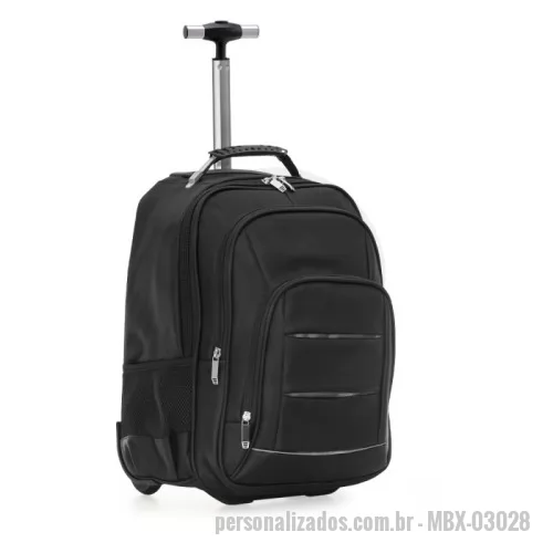 Mochila com carrinho personalizada - Mochila de carrinho 38 litros com padrão para bagagem de mão, conforme especificações IATA (Associação Internacional de Transportes Aéreos). Confeccionada em nylon, contém alça de mão com pegador emborrachado com cabo de aço interno para garantir maior resistência, puxador retrátil com regulagem e botão acionador, alças para as costas escondidas no compartimento traseiro com zíper, compartimento mediano com divisórias para documentos e canetas, compartimento frontal pequeno e bolsos laterais em malha. O compartimento principal possui bolso para notebook até 13.3 polegadas e forro com zíper. Possui duas rodinhas e freio em plástico, além de um sistema velcro para junção do compartimento das alças com a parte inferior, tampando as rodinhas enquanto transporta a mochila nas costas.
