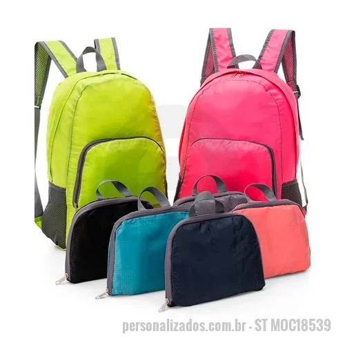 Mochila dobrável personalizada - Brinde barato, a mochila dobrável impermeável personalizado possui compartimento central com bolso interno, bolsos laterais e bolso frontal. Brinde disponível em boa quantidade de cores e com ótimo espaço para personalizar o logotipo de empresas