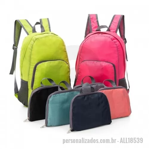 Mochila dobrável personalizada - Mochila dobrável de 25 litros confeccionada em nylon impermeável. Compacta e com abertura prática, possui compartimento principal com pequeno bolso interno, bolsos laterais em malha e bolso frontal – compartimento responsável por acomodar a mochila. Para armazenar a mochila no compartimento basta virar o bolso frontal do avesso e dobrar o tecido para melhor acomodação do material. O modo compacto possui uma alça em nylon para transporte, a mochila dispõe de alça de mão em nylon e alças ajustáveis para as costas com revestimento espumado.  Altura :  44 cm  Largura :  31,5 cm  Profundidade :  18 cm