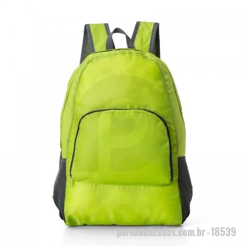 Mochila dobrável personalizada - Mochila dobrável de 25 litros confeccionada em nylon impermeável. Compacta e com abertura prática, possui compartimento principal com pequeno bolso interno, bolsos laterais em malha e bolso frontal – compartimento responsável por acomodar a mochila. Para armazenar a mochila no compartimento basta virar o bolso frontal do avesso e dobrar o tecido para melhor acomodação do material. O modo compacto possui uma alça em nylon para transporte, a mochila dispõe de alça de mão em nylon e alças ajustáveis para as costas com revestimento espumado.