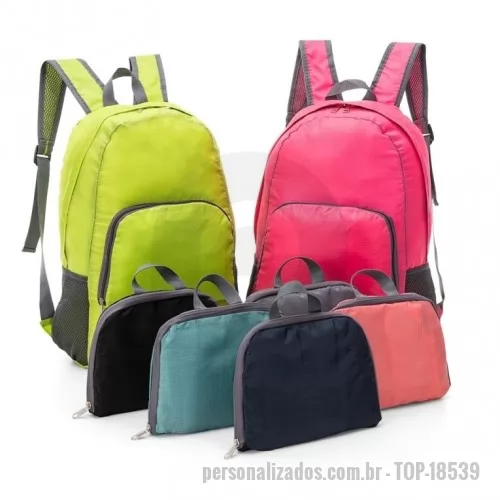 Mochila dobrável personalizada - Mochila dobrável de 21 litros confeccionada em nylon impermeável. Compacta e com abertura prática, possui compartimento principal com pequeno bolso interno, bolsos laterais em malha e bolso frontal – compartimento responsável por acomodar a mochila. Para armazenar a mochila no compartimento basta virar o bolso frontal do avesso e dobrar o tecido para melhor acomodação do material. O modo compacto possui uma alça em nylon para transporte, a mochila dispõe de alça de mão em nylon e alças ajustáveis para as costas com revestimento espumado.