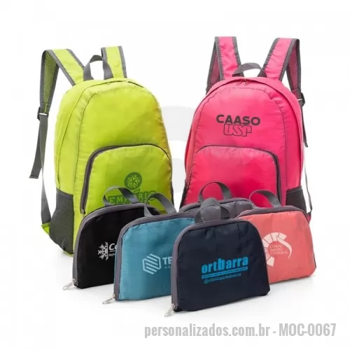 Mochila dobrável personalizada - Mochila dobrável de 25 litros confeccionada em nylon impermeável. Compacta e com abertura prática, possui compartimento principal com pequeno bolso interno, bolsos laterais em malha e bolso frontal – compartimento responsável por acomodar a mochila. Para armazenar a mochila no compartimento basta virar o bolso frontal do avesso e dobrar o tecido para melhor acomodação do material. O modo compacto possui uma alça em nylon para transporte, a mochila dispõe de alça de mão em nylon e alças para costa ajustáveis com revestimento espumado. 