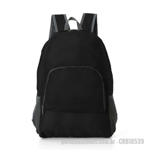 Mochila dobrável personalizada - Mochila dobrável de 21 litros confeccionada em nylon impermeável. Compacta e com abertura prática, possui compartimento principal com pequeno bolso interno, bolsos laterais em malha e bolso frontal – compartimento responsável por acomodar a mochila. Para armazenar a mochila no compartimento basta virar o bolso frontal do avesso e dobrar o tecido para melhor acomodação do material. O modo compacto possui uma alça em nylon para transporte, a mochila dispõe de alça de mão em nylon e alças ajustáveis para as costas com revestimento espumado.