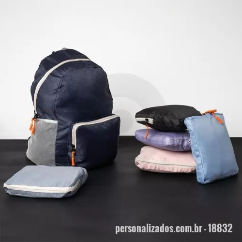 Mochila dobrável personalizada - Funcional, nossa mochila dobrável de 23 litros é perfeita para qualquer momento! Feita em nylon, pode ser compactada quando não estiver em uso e se transformar numa mochila espaçosa sempre que for preciso. Possui dois compartimentos, sendo o principal para notebook de 14 polegadas, bolsos laterais em malha e um bolso frontal.  Altura :  40 cm  Largura :  28 cm  Profundidade :  21 cm