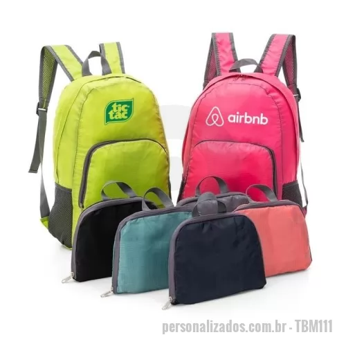Mochila dobrável personalizada - Mochila dobrável de 25 litros confeccionada em nylon impermeável. Compacta e com abertura prática, possui compartimento principal com pequeno bolso interno, bolsos laterais em malha e bolso frontal – compartimento responsável por acomodar a mochila. Para armazenar a mochila no compartimento basta virar o bolso frontal do avesso e dobrar o tecido para melhor acomodação do material. O modo compacto possui uma alça em nylon para transporte, a mochila dispõe de alça de mão em nylon e alças ajustáveis para as costas com revestimento espumado.