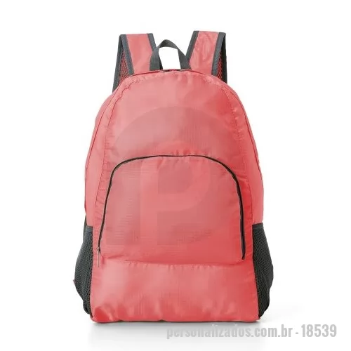 Mochila dobrável personalizada - Mochila dobrável de 21 litros confeccionada em nylon impermeável. Compacta e com abertura prática, possui compartimento principal com pequeno bolso interno, bolsos laterais em malha e bolso frontal – compartimento responsável por acomodar a mochila. Para armazenar a mochila no compartimento basta virar o bolso frontal do avesso e dobrar o tecido para melhor acomodação do material. O modo compacto possui uma alça em nylon para transporte, a mochila dispõe de alça de mão em nylon e alças ajustáveis para as costas com revestimento espumado.  Altura: 33 cm Largura: 28 cm Medidas aproximadas para gravação: (CxL): 15 cm x 21 cm