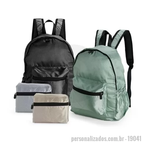 Mochila dobrável personalizada -  Mochila dobrável confeccionada em poliéster impermeável, fechamento em zíper e capacidade máxima de 18 litros. Pode ser transportada como um estojo compacto quando dobrada e, ao ser desdobrada, apresenta um compartimento interno com divisória para notebook de até 14 polegadas. Conta ainda com bolso frontal com zíper e dois bolsos laterais com elástico, uma alça superior em nylon e duas alças para as cosas com revestimento em espuma respirável.