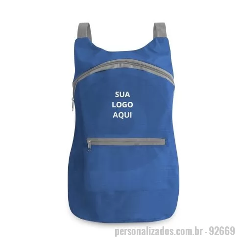 Mochila dobrável personalizada - A Mochila Dobrável é prática e versátil, ideal para quem busca funcionalidade sem ocupar espaço. Produzida em 210D poliéster ripstop, é resistente e leve, perfeita para viagens, passeios ou uso diário. Com capacidade de 8 L, possui 1 compartimento principal e 1 bolso frontal com zíper, garantindo organização e praticidade. Quando não está em uso, pode ser facilmente dobrada e guardada, ocupando pouquíssimo espaço. Disponível em uma variada gama de cores, é um brinde corporativo moderno e útil, que pode ser personalizado com o logo da sua empresa.  Dimensões:  Aberta: 295 x 415 x 110 mm  Dobrada: 160 x 130 mm