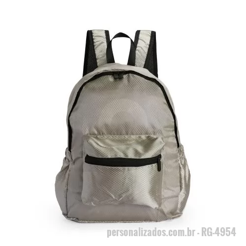 Mochila dobrável personalizada - Mochila dobrável confeccionada em poliéster impermeável, fechamento em zíper e capacidade máxima de 18 litros. Pode ser transportada como um estojo compacto quando dobrada e, ao ser desdobrada, apresenta um compartimento interno com divisória para no