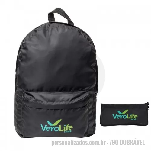 Mochila dobrável personalizada - Mochila dobrável muito prática para levar em viagens ou compras, quando dobrada ocupa pouco espaço para transportá-la. Possui bolso frontal para organização de seus objetos. Produzida em nylon 210 ou emborrachado, a gravação é feita na mochila e na necessaire. Várias opções de cores. Medidas 42x29x13.