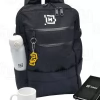 Mochila confeccionada em Nylon resinado 70com alça de mão e ombro, em todas as cores com porta squezee