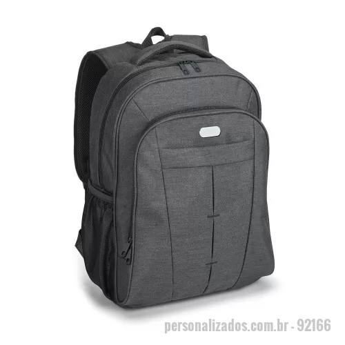 Mochila para notebook personalizada - Mochila para notebook. 600D de alta densidade. Compartimento forrado, com divisória almofadada para notebook até 17'' e diversos bolsos interiores. 2 bolsos laterais em tela e 2 bolsos frontais. Parte posterior almofadada, com sistema de apoio acolchoado para as costas e alças almofadadas. Placa metálica removível com imã, para fácil gravação. 340 x 450 x 175 mm | Placa: 50 x 20 mm