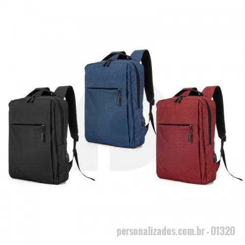 Mochila para notebook personalizada - Mochila confeccionada em nylon com compartimento para notebook até 15,6 polegadas. Contém compartimento grande com divisórias para documentos, eletrônicos e caneta, compartimento mediano com abertura vertical, compartimento frontal, bolso lateral e adaptador USB externo com cabo acoplado, permitindo a conexão de um carregador portátil de dentro da mochila e transferência da carga para o lado externo, ocultando o carregador e viabilizando a utilização do celular durante o processo. Contém zíperes com pegadores plásticos, alça de mão em nylon e alças para as costas ajustáveis com revestimento espumado antitranspirante.