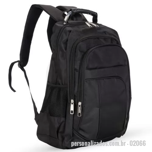 Mochila para notebook personalizada - Mochila nylon poliester para notebook. Possui compartimento grande com bolso interno para notebook até 15,6 polegadas, dois compartimentos médios, bolso pequeno frontal e bolsos laterais de rede. Zíperes prata, alça superior com pegador emborrachado e tira de silicone com cabo de aço interno para garantir maior resistência, alça superior de nylon, alças ajustáveis para as costas revestidas com espuma e parte traseira também revestida de espuma para maior conforto.
