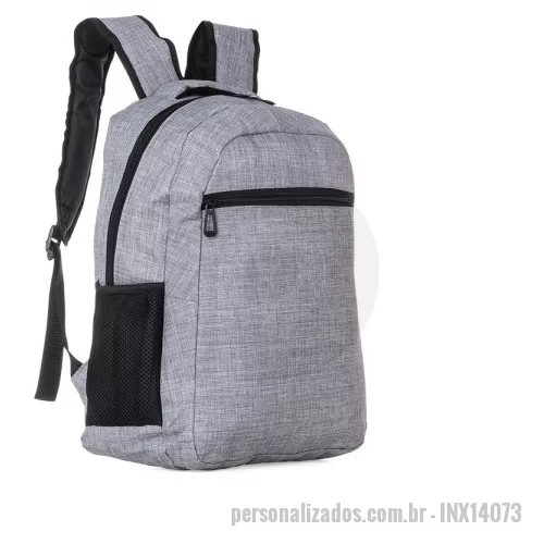 Mochila para notebook personalizada - Mochila poliéster com compartimento para notebook. Possui um compartimento superior com bolso interno para notebook e compartimento/bolso frontal pequeno além de dois bolsos laterais em malha. Alça de mão e alças para costa ajustáveis.  Medidas: 43,5 cm x 33 cm