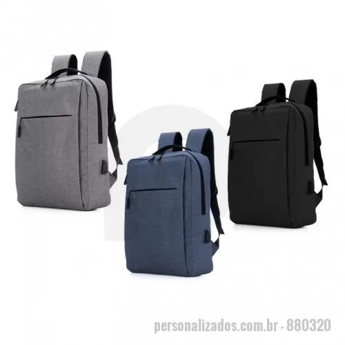 Mochila para notebook personalizada - Mochila para notebook confeccionada em poliéster reforçado com fechamento através de zíper e puxador metálico. Possui compartimento interno acolchoado com eva para notebook. Alças para ombros almofadadas, anatômicas e ajustáveis. Possui entrada usb com cabo auxiliar e conector externo para uso de bateria portátil (não inclusa). 410x287x110mm.