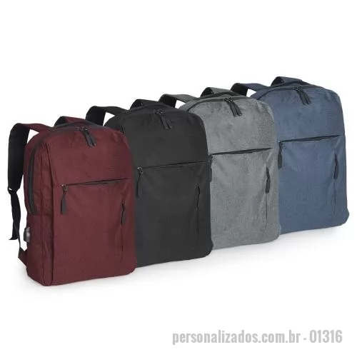 Mochila para notebook personalizada - Mochila confeccionada em nylon com compartimento para notebook até 15,6 polegadas. Contém compartimento grande com divisórias para documentos, eletrônicos e caneta, dois compartimentos frontais, sendo um com abertura horizontal, e outro com abertura vertical, bolso lateral e adaptador USB externo com cabo acoplado, permitindo a conexão de um carregador portátil de dentro da mochila e transferência da carga para o lado externo, ocultando o carregador e viabilizando a utilização do celular durante o processo. Contém zíperes com pegadores plásticos, alça de mão em nylon, alças para as costas ajustáveis com revestimento espumado antitranspirante e alça horizontal para encaixe em malas de viagem.