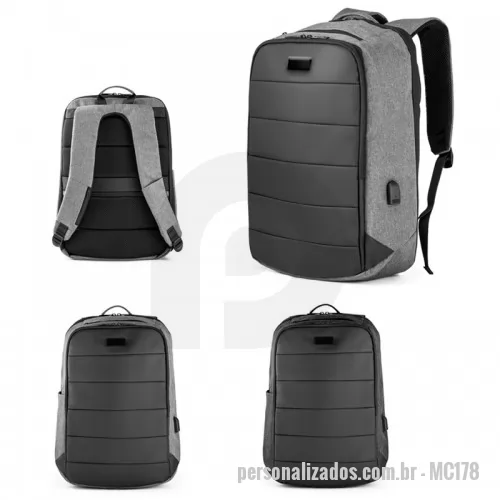 Mochila para notebook personalizada - Mochila para notebook em 300D com placa de metal preta personalizável e 2 compartimentos principais. Os 2 bolsos almofadados são compatíveis com computador até 17  e com um tablet de 9,7 . Tem ainda mais 2 bolsos nas alças (1 com zipper), bolso oculto nas costas da mochila com zipper, bolso no topo com zipper e bolso aberto na lateral com entrada USB. Contém ainda tira de transporte para trolley e alças e parte posterior almofadadas. 