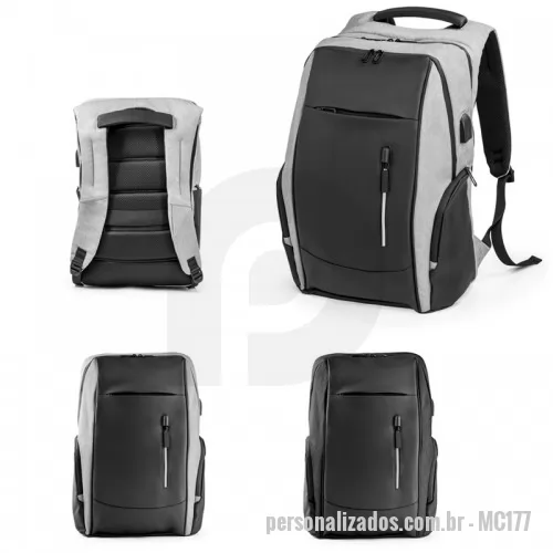 Mochila para notebook personalizada - Mochila para notebook em 900D e Tarpaulin com 2 compartimentos principais com diversos bolsos interiores. Um completamente forrado e acolchoado para computador de grandes dimensões até 17 . A mochila tem ainda 2 bolsos frontais, 2 bolsos laterais com zipper e bolso oculto nas costas com zipper. Contém ainda tira de transporte para trolley e entradas USB e Jack 3,5mm. Parte posterior e alças são almofadadas.