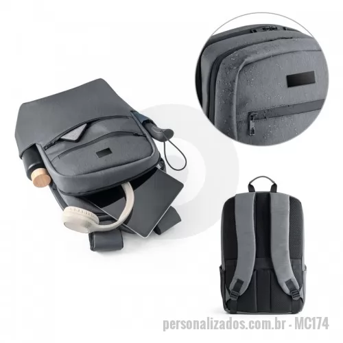 Mochila para notebook personalizada - Mochila para notebook em Nylon 2Tone impermeável com 2 compartimentos e alças almofadadas. O compartimento posterior tem 2 divisórias almofadadas com fecho em velcro para notebook até 17'' e tablet até 10.5''. Compartimento frontal com diversos bolsos interiores. Contém dois bolsos na parte frontal, tendo um deles bloqueio RFID. Nas laterais existe um bolso para garrafas em elastano e outro para o guarda chuva, com ilhós perfurados para evitar acumulação de água. A parte detrás almofadada tem bolso oculto e banda para transporte em trolley. Placa metálica removível com iman, para fácil gravação. 