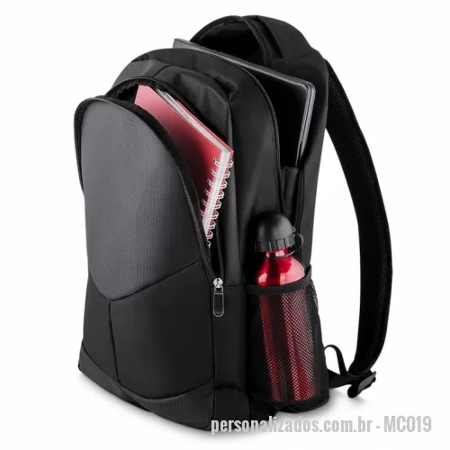 Mochila para notebook personalizada - Mochila Confeccionada em Poliéster 600 e Nylon Rip Stop com porta Notebook . Ideal para estudantes e profissionais que procuram transportar seus objetos com segurança. Possui alças acolchoadas ajustáveis que minimizam a tensão nas costas e facilitam o transporte, além de contar com dois bolsos laterais de tela e um bolso frontal com zíper. Ótimo brinde para eventos corporativos e campanhas de marketing.