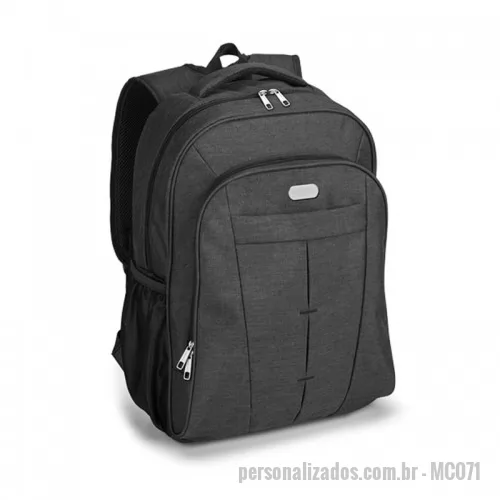 Mochila para notebook personalizada - Mochila para notebook 600D de alta densidade. Compartimento forrado, com divisória almofadada para notebook e diversos bolsos interiores. 2 bolsos laterais em tela e 2 bolsos frontais. Parte posterior almofadada, com sistema de apoio acolchoado para as costas e alças almofadadas. Placa metálica removível com imã, para fácil gravação. Placa: 50 x 20 mm. Gravação laser na placa. Ideal para brindes promocionais e eventos corporativos.