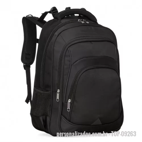 Mochila para notebook personalizada - Mochila de poliéster 42 litros com três compartimentos, sendo o principal com bolso para notebook 156. Com divisórias internas para acessórios, a mochila possui bolsos laterais em malha, alça para encaixe em malas de viagem, alças de compensação, duas alças de mãos e área costada com revestimento espumado. Acompanha plaquinha metálica.