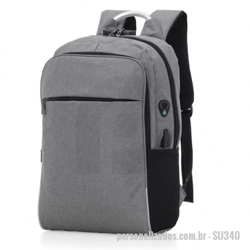 Mochila para notebook personalizada - Mochila para notebook em tecido poliéster.    Parte externa: Fechamento por cadeado com senha; Alça de mão em metal; Alça de ombro acolchoada; 2 bolsos frontais; 2 bolsos laterais; Mini bolso na alça de ombro; Conector USB na lateral; Saída para fones de ouvido na lateral.    Parte interna: Compartimento para notebook de 30x27cm, Tamanho total do Notebook - 15,6