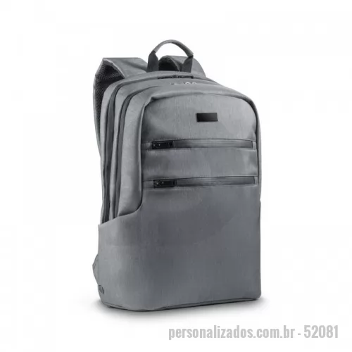 Mochila para notebook personalizada - Mochila para notebook em Nylon 2Tone impermeável com 2 compartimentos e alças almofadadas. O compartimento posterior tem 2 divisórias almofadadas com fecho em velcro para notebook até 17'' e tablet até 10.5''. Compartimento frontal com diversos bolsos interiores. Contém dois bolsos na parte frontal, tendo um deles bloqueio RFID. Nas laterais existe um bolso para garrafas em elastano e outro para o guarda chuva, com ilhós perfurados para evitar acumulação de água. A parte detrás almofadada tem bolso oculto e banda para transporte em trolley. Placa metálica removível com imã, para fácil gravação. 320 x 450 x 140 mm