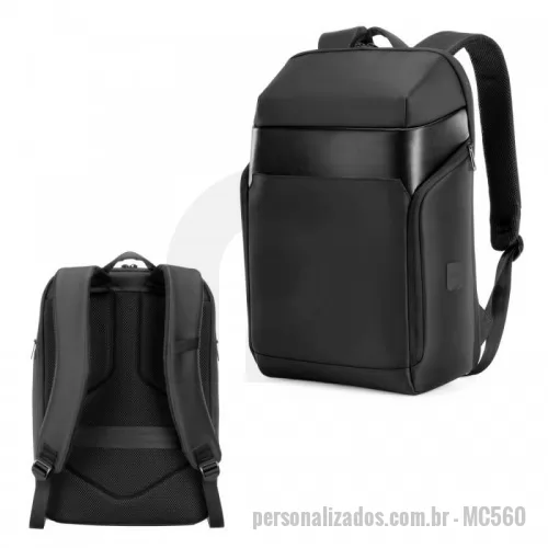 Mochila para notebook personalizada - Mochila Premium, adequada para viagens de negócios, feito de tecido de poliéster, alças de ombro acolchoadas, e bolso frontal. Aceita notebook de até 15,6”, porta USB na lateral, engate para mala de viagem, com dois bolsos nas laterais.