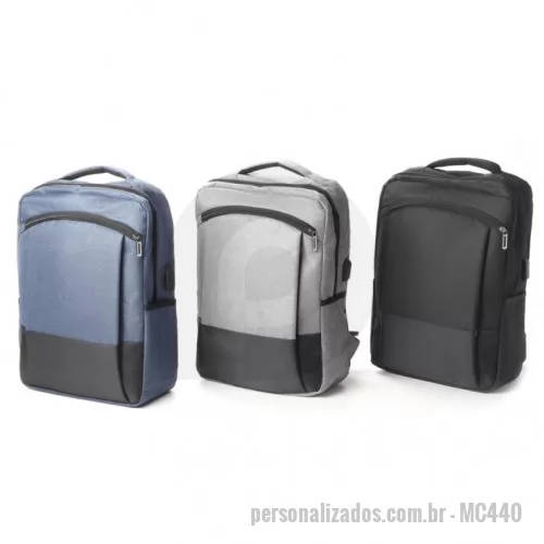 Mochila para notebook personalizada - Mochila para notebook em tecido poliéster  Parte externa: Bolso frontal com zíper, bolso pequeno na lateral direita. Conector USB. Alça de mão. Alça de ombro acolchoada.  Parte interna: Compartimento acolchoado para notebook até 15.6