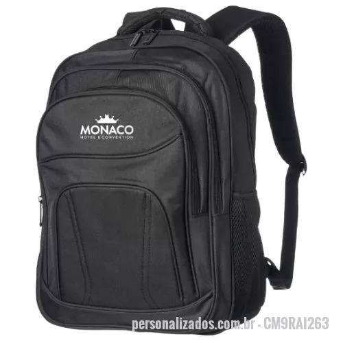 Mochila para notebook personalizada - Mochila de poliéster 42 litros com três compartimentos, sendo o principal com bolso para notebook 156. Com divisórias internas para acessórios, a mochila possui bolsos laterais em malha, alça para encaixe em malas de viagem, alças de compensação, duas alças de mãos e área costada com revestimento espumado. Acompanha plaquinha metálica. Altura :  51 cm Largura :  40 cm Profundidade :  21 cm Medidas aproximadas para gravação (CxL):  Plaquinha 1,5 cm x 3,5 cm Peso aproximado (g):  1193