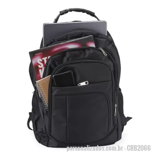 Mochila para notebook personalizada - Mochila nylon poliester para notebook. Possui compartimento grande com bolso interno para notebook, dois compartimentos médios, bolso pequeno frontal e bolsos laterais de rede. Zíperes prata, alça superior com pegador emborrachado e tira de silicone com cabo de aço interno para garantir maior resistência, alça superior de nylon, alças para costa ajustáveis revestidas com espuma, parte traseira também revestida de espuma para maior conforto. Possui placa metálica espelhada na parte frontal.