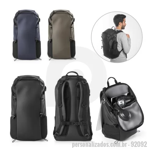 Mochila para notebook personalizada - Mochila para notebook. Confeccionada 600D poliéster reciclado (100% rPET) com revestimento resistente à água. A mochila tem compartimento posterior totalmente almofadado para notebook até 14” e compartimento principal com bolso multifunções em 210D poliéster reciclado (100% rPET). Bolsos laterais em tela mesh e bolso superior com zíper. Possui características particulares como presilhas multifuncionais, correias para controlo do peso, cinta peitoral. Capacidade até 18 L. 280 x 455 x 160 mm