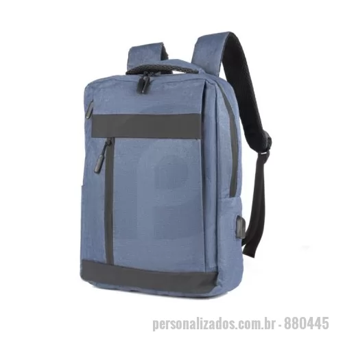 Mochila para notebook personalizada - Mochila p/ Notebook em tecido poliéster.  Parte externa: Alças de mão e de ombro acolchoadas; 2 bolsos frontais com zíper; Conector USB na lateral;  Parte interna: Compartimento para Notebook, Tamanho total do Notebook - 15,6