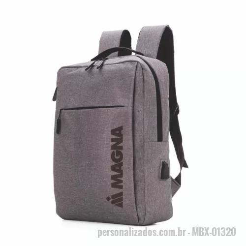 Mochila para notebook personalizada - Parte externa: 2 Bolsos frontais com ziper; 1 Bolso lateral; Alça de mão e ombro acolchoadas, engate para mala de viagem Conector USB externo na lateral.    Parte interna: Compartimento acolchoado p/ notebook de 39x27cm; Tamanho total do Notebook - 15,6¨ 2 Porta Objetos; 2 Porta Canetas.