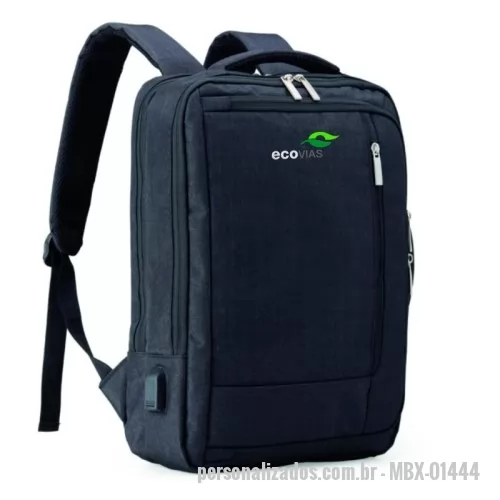 Mochila para notebook personalizada - Mochila de poliéster 19 litros com 4 compartimentos, sendo o principal com bolso para notebook 15,6 e compartimento com bolso sanfonado, ideal para documentos. Com divisórias internas para acessórios, a mochila possui suporte externo USB, alça para engate em malas de viagem e duas alças de mãos, sendo uma delas para o transporte da mochila no formato pasta.