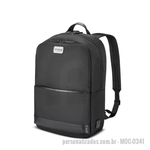 Mochila para notebook personalizada - Mochila premium, produzida com poliéster acolchoado, alças de ombro acolchoadas, bolso frontal com zíper,divisória interna para canetas e pequenos objetos, aceita notebook de até 15,6”, porta USB na lateral, com engate para mala de viagem. Dimensão Produto: 48x32x17cm * Acompanha placa em aço inox.