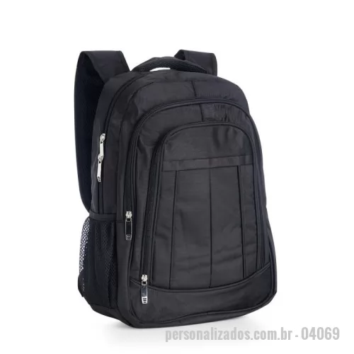 Mochila para notebook personalizada - Mochila de poliéster 26 litros com três compartimentos, sendo o principal com bolso para notebook 156. A mochila possui bolsos laterais em malha, duas alças de mãos e área costada com revestimento espumado. 