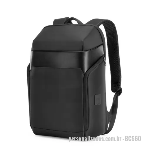 Mochila para notebook personalizada - Mochila Premium, adequada para viagens de negócios, feito de tecido de poliéster, alças de ombro acolchoadas, e bolso frontal. Aceita notebook de até 15,6”, porta USB na lateral, engate para mala de viagem, com dois bolsos nas laterais.