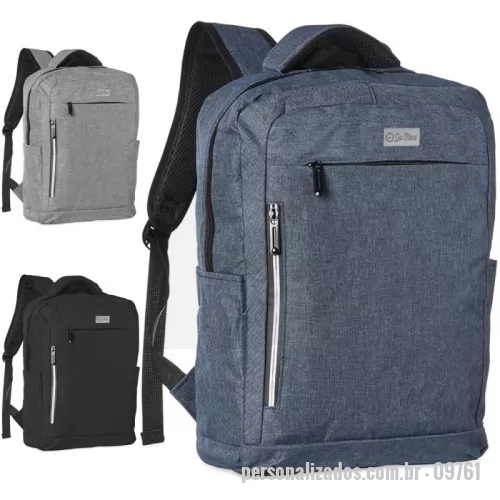 Mochila para notebook personalizada - Versátil e moderna, esta mochila de nylon resistente oferece 20 litros de capacidade e três compartimentos espaçosos, incluindo um bolso acolchoado para notebook de até 15,6”. Equipada com bolsos laterais, faixa refletiva para segurança, e um adaptador USB externo para facilitar o carregamento do seu dispositivo.  Seu design ergonômico conta com alças espumadas, duas alças de mão e uma faixa traseira para encaixe em malas de viagem, garantindo praticidade em qualquer jornada. Acompanha plaquinha metálica personalizável para um toque exclusivo.