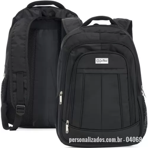 Mochila para notebook personalizada - Carregue tudo o que precisa com praticidade e segurança! Nossa mochila personalizada de poliéster de 26 litros possui três compartimentos espaçosos, incluindo um bolso acolchoado para notebook 15.6”. Com bolsos laterais em malha, duas alças de mão reforçadas e costado espumado, ela oferece máximo conforto e organização para o seu dia a dia. Ideal para trabalho, estudos ou viagens!