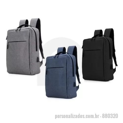 Mochila para notebook personalizada - Mochila para notebook confeccionada em poliéster reforçado, garantindo resistência e durabilidade. Conta com fechamento em zíper com puxador metálico para maior segurança. Seu compartimento interno acolchoado com EVA oferece proteção extra para notebooks, enquanto as alças anatômicas e ajustáveis proporcionam conforto no transporte.  Destaque para a entrada USB com cabo auxiliar e conector externo, permitindo o uso de bateria portátil (não inclusa) para carregar dispositivos de forma prática.  Dimensões: 410 x 287 x 110 mm  Um brinde funcional e moderno da Youdu Brindes, ideal para o dia a dia corporativo e viagens.