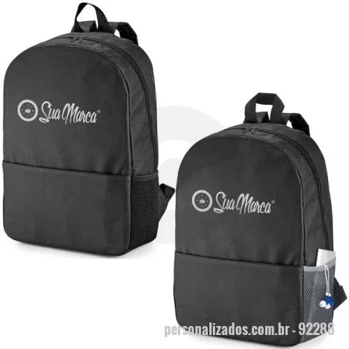 Mochila para notebook personalizada - Mochila para notebook confeccionada em tecido resistente. Possui compartimento principal com divisória acolchoada para acomodar notebooks de até 15.6 polegadas com segurança. Conta com bolso lateral em tela para fácil acesso a pequenos objetos e bolso frontal com fechamento em zíper para maior praticidade. A parte posterior e as alças são acolchoadas, proporcionando conforto durante o uso. Capacidade total de até 16 litros, ideal para o dia a dia ou para transportar itens com organização e proteção.